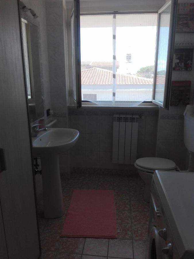 A Santy'S Roomsbagno Condiviso Shared Both2Piano No Lift No Shuttle -No Pasti No Meal,- A Pagamento Air Condit For A Fee Extra Bed For A Fee-Letto Extra A Pagamento -3 Minuti A Piedi Da Bus Per Fiera Di Roma Fiumicino Dış mekan fotoğraf